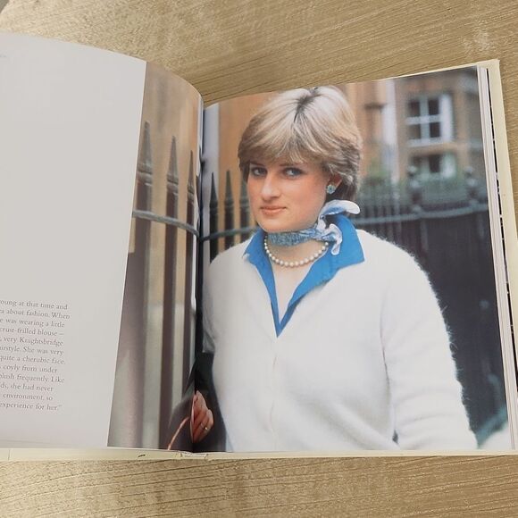 A Dress for Diana by Emanuel 1st Edition 2006 Hardback Book - Picture 6 of 11